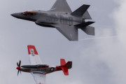 米空軍デモチームのF-35A戦闘機とP-51マスタングがパフォーマンス飛行！