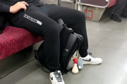 中国人「座席ガラガラなのにリュック床に置く日本人凄い」