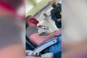 【悲報】マスクの代わりに赤い下着を顔に装着して飛行機に乗った乗客男性、口論の末に降ろされる　アメリカ