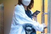 田中みな実、ペット禁止カフェに愛犬と入店…店に直撃「常連さんでも禁止です」事務所に取材後→店の回答が急変「許可してます」