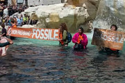 イタリア・トレビの泉、環境活動家により真っ黒に染まる「洪水は政府の不作為による温暖化のせい」「わたしたちの国は死んでしまう」