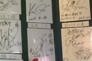 【悲報】西内まりやさん、同じラーメン屋さんに2回サインを書いてしまう