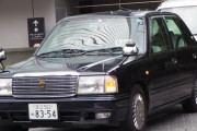 なぜタクシーっていつまでも古いクラウンなの？？？？