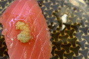 【画像】回転寿司でマグロ握り頼んで筋入ってるとげんなりするよな