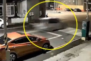 【動画】T字路を超速で突っ切る深夜のミニバンミサイルが撮影される。