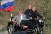 【おそロシア】プーチン大統領、ロシア国旗をはためかせバイクで爆走ｗｗｗｗ