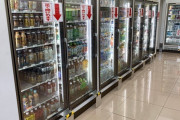 【画期的】「冷蔵庫のドアは足で開閉してください」コロナ対策でコンビニが独自の工夫