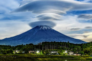 【画像】富士山の上にかかった雲がダークソウルみたいだと話題に