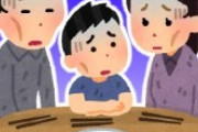 不注意で三つ子の一人を亡くしてしまった。14歳年上の夫は喪服もわからず柄付きのスーツで出ようとする始末。舅は普段着で葬儀会社の人と談笑