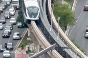 【動画】軌道上に倒れたクレーンにモノレールが突っ込む瞬間が撮影される。