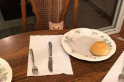 【ねこ画像】目の前のステーキを凝視する猫さん…いい匂いだけど、ダメですよwww