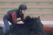 平手友梨奈、乗馬姿がカッコよすぎる！『風の向こうへ駆け抜けろ』予告映像が解禁！