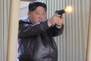 【速報】金正恩、新型拳銃の工場を視察　自ら試射