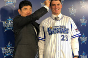 ＤｅＮＡオースティンが入団会見　背番号は「２３」