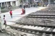 【動画】インドであまりのもお馬鹿なバイク乗りが撮影される。