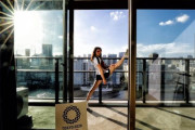 【画像】体操女子オーストリア代表…ベランダで見事な180度開脚を見せてしまう！