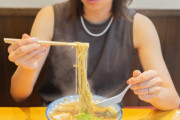 【動画】ラーメン食べる時にいちいち一口ごとにこんなリアクションする女ｗｗｗｗｗｗｗ