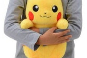 海外「そこまでポケモンファンってわけでもないけどこれは欲しいな」抱っこするポケモンぬいぐるみ（海外の反応）
