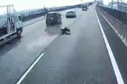 【恐怖】高速を走行中のバイクを完全に殺しにかかってるミニバンの動画が話題に