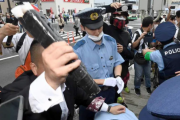 【安倍元首相銃撃事件】献花台近くで、銃のようなものを持った若い男数人現れ騒動に