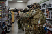 米軍嘉手納基地内の商業施設で特殊部隊が対テロ訓練を実施！