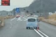 高齢者マークのついた車、ヤバイ運転を始めてしまう・・・