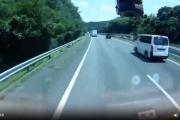 【悲報】トラックさん、ノールック車線変更で後方のイキリ軽を破壊してしまうｗｗｗｗｗ