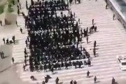 中国：新疆ウイグル自治区にて囚人？を集団輸送する映像がネット流出…大きな話題に[海外の反応]
