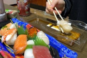 「彼氏がパック寿司の蓋を醤油皿にして食べてる・・・別れたい」「【悲報】最近の若者、蓋を醤油皿にしてしまう」→物議に・・・
