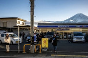 富士山撮影に観光客殺到…ローソンが謝罪
