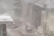 【画像】 北関東で大きな雹が降り注ぐ　家や車のガラス割れまくり子供流血の地獄絵図