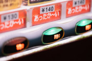 ホームの自販機でジュースを買って取り出そうとしたときに奪い去った若い男
