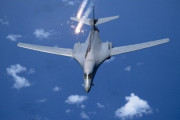 太平洋上を飛行する米空軍の超音速戦略爆撃機「B-1B ランサー」…世界のどこでも活動できる能力を示す！