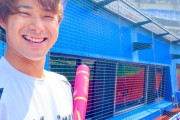 ロッテ藤岡さん、ピンクのバットを握ってご満悦