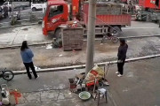 【動画】中国あるある、重い積載物を載せた車は道路では注意しないとこうなります！