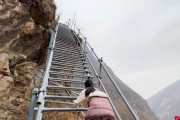 【画像】中国の登山道ほぼ現場ｗｗ