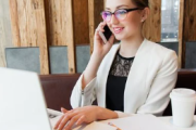 電話を取った新人「はい、はい、失礼します。ガチャ」私「どこからでした？」新人「名前が聞き取れませんでした」私「どういう用件でした？」すると…