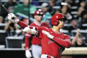 大谷翔平、シャワー後に使用したタオルを後輩に渡し困惑させていたずらっぽい笑みを見せる