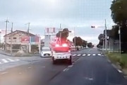 【動画】兵庫県警？のパトカーが交差点で事故。1台が溝に落ちてしまう(ﾟoﾟ)