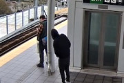 【動画】駅のホーム突き落とし殺人未遂事件の防犯カメラ映像が公開される(((ﾟДﾟ)))