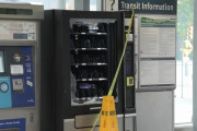 カナダ人さん、寿司の自販機がたった3週間で破壊され泣く…