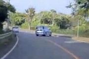 【神奈川】一体何が！？前を走っていた車が突然崖から落下してしまう事故。