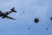 米陸軍第101空挺師団が第二次世界大戦の輸送機C-47とC-53を使った記念パラシュート降下を実施！