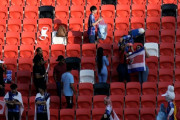海外「日本人サポーターは負けてもゴミを拾う、またしても世界の模範になった」