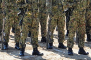【正論】自衛隊員「武器使用許可もなしにクマと戦わせる気ですか？」