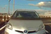 【恐怖】年末にプリウスミサイルを食らった映像がマジで怖すぎると話題に・・・