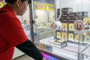 ゲーセンのUFOキャッチャー、パチ屋のハイエナとそれを死守する打ち手みたいなトラブルが子供を巻き込んで起きてる模様