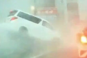 走行中の車が突然白い霧に包まれ吹き飛ばされる動画が怖すぎる！一体何が起こったんだ！？