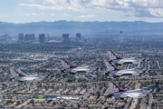米空軍アクロバットチーム「サンダーバーズ」が新型コロナと戦う医療従事者などを称え感謝の展示飛行…ラスベガス！