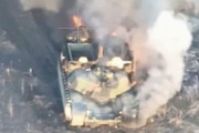 ロシア軍の自爆ドローンがM1エイブラムズ戦車に突入する映像！